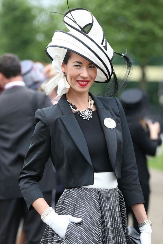 Šperky k černému klobouku